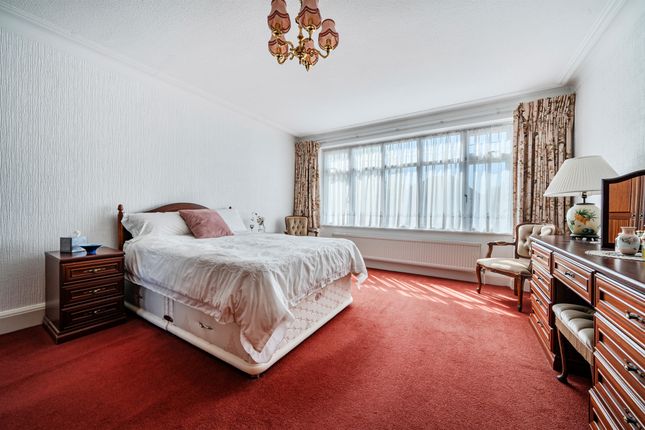 35, Church Crescent, London photo 4
