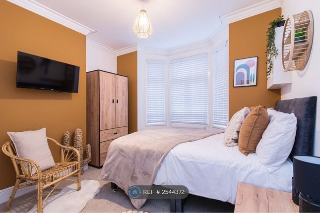 138 Bath St- Room 1- £625 Pcm