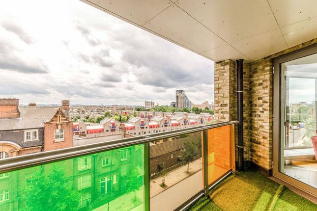 Flat to rent in The Highway, Tower Hamlets, London