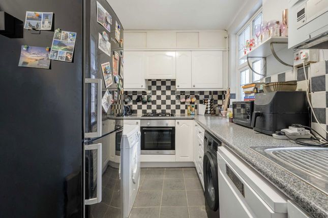 Flat 24, Gordon House, Western Avenue, London photo 3