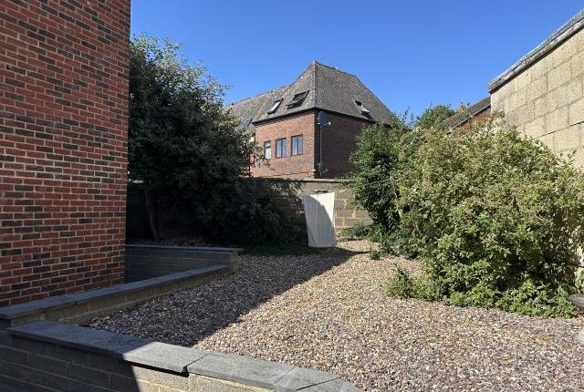 Room 2, 16a, St. Johns Street, Bicester photo 2
