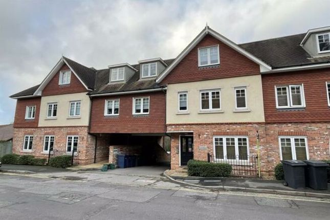 Thumbnail Flat to rent in Kings Road, Haslemere