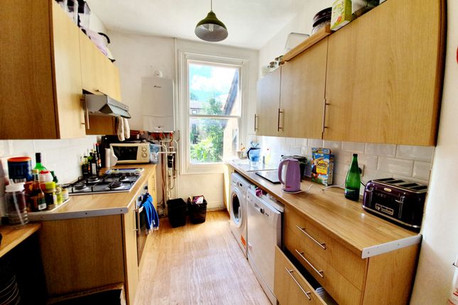 Top Floor Flat A 18, Sylvan Avenue, London photo 5