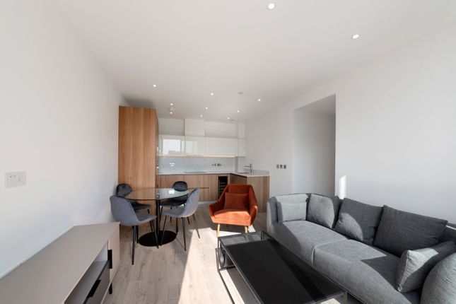 Flat to rent in Perilla House, Goodman Fields, London