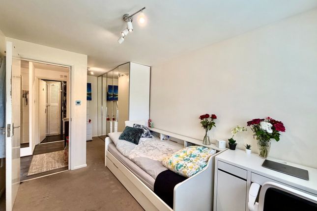 36 Gatting Close, Pavilion Way, Edgware photo 4