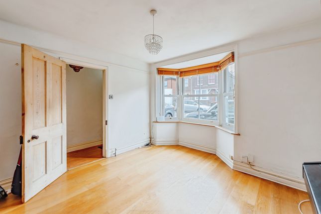 35, Spencers Road, Crawley photo 3