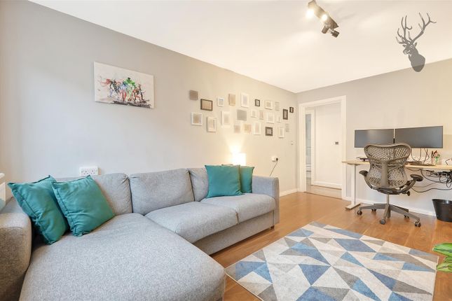 Flat for sale in Farthings Close, London