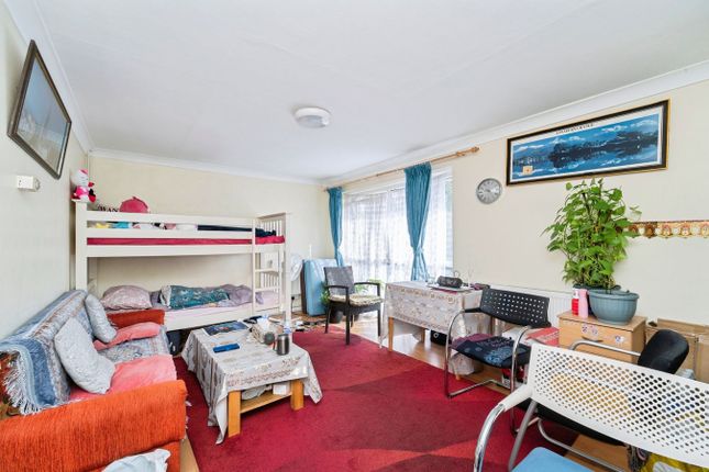 15 Blackthorn Court, Dormers Wells Lane, Southall photo 2