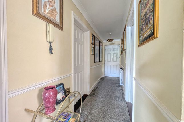 Flat 18,, Ocean View, Princes Esplanade, Walton on the Naze photo 4