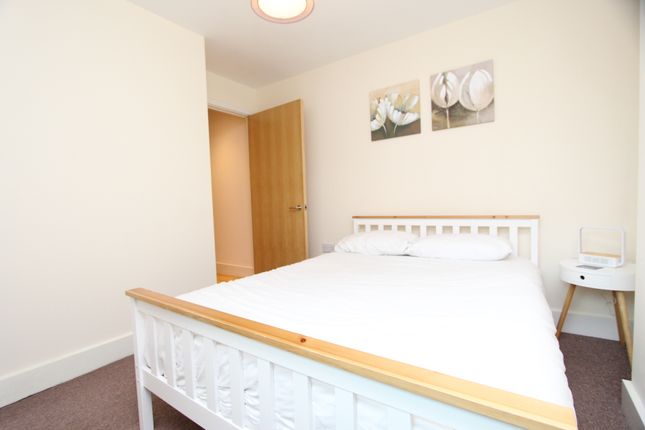 Flat to rent in Flat 89, 41 Millharbour, London