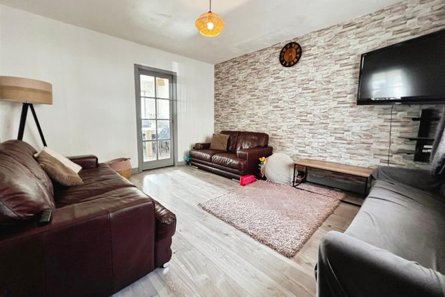 2, Botany Avenue, Bradford photo 3