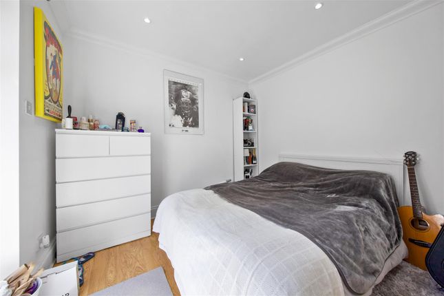 Flat to rent in Blythwood Road, London