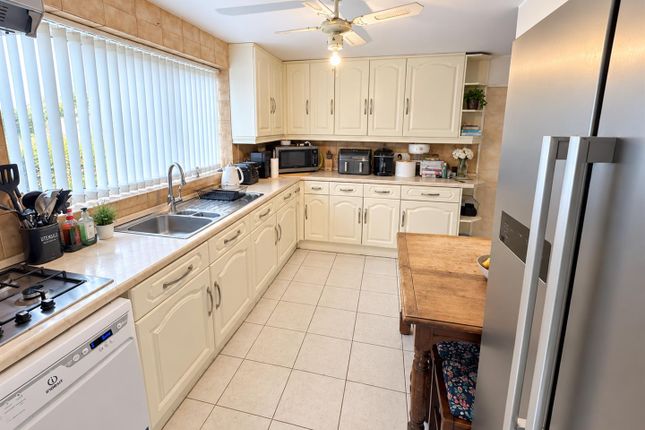 27, York Road, Corby photo 3