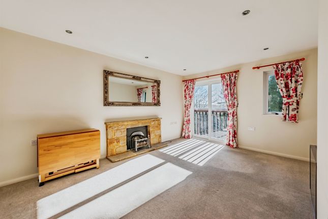 40, Sackville Court, East Grinstead photo 2