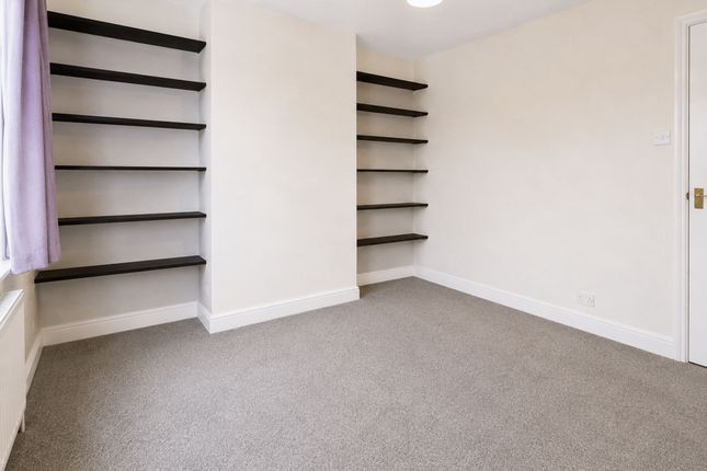 27a Hazelwick Road, Crawley photo 3