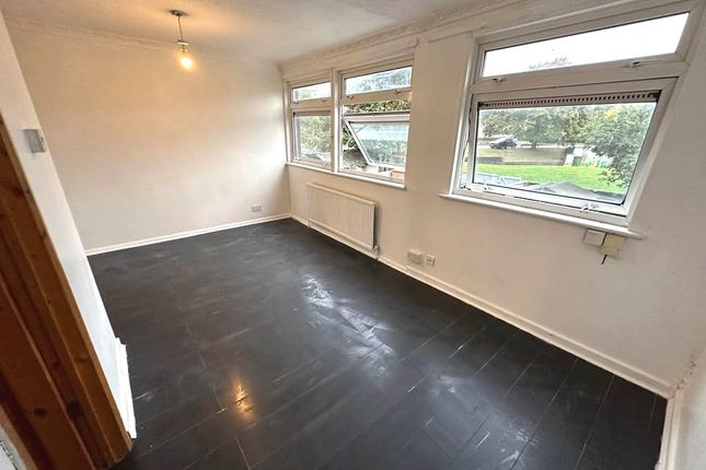 4, Axe Close, Luton photo 5