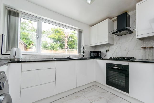 24 Garth Walk, Leeds photo 2