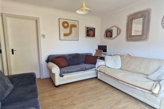 Room 2, 2, Dedworth Drive, Berkshire photo 3