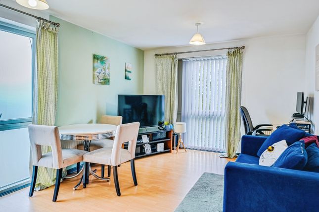 6, Dulcie Close, Greenhithe photo 2