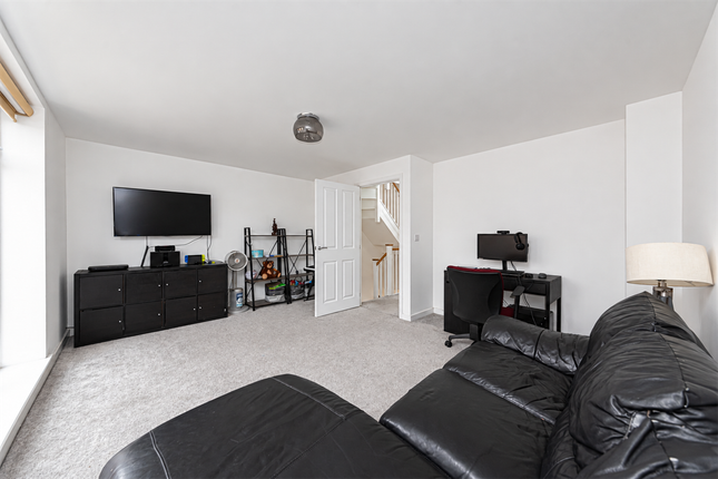 27 Bremner Way, Wokingham photo 4