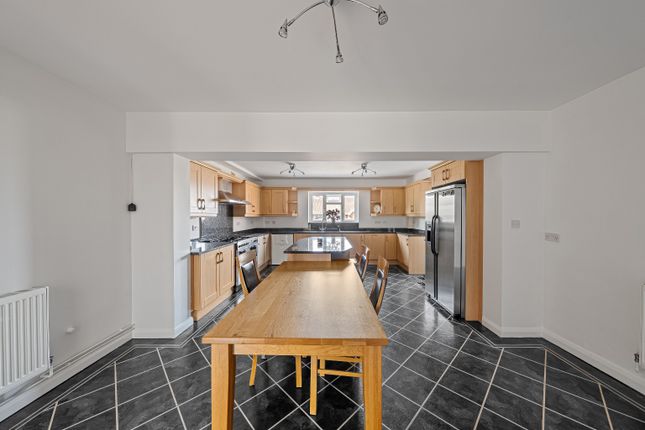 29 Hunt Road, Northfleet, Kent photo 3