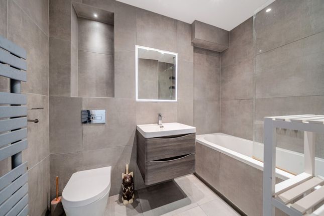 2-bed flat on Flat 2, 48A High Street, Barnet, £400,000
