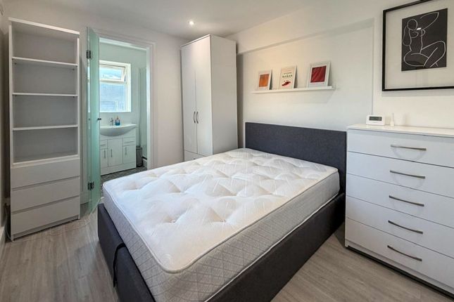 Studio flat on Warwick road, Earls Court, £2,500/mo