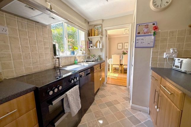 41, Churchfields, Headley photo 3