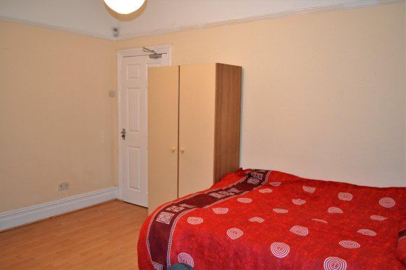 Middleroom Downstairs Pic2.Jpg