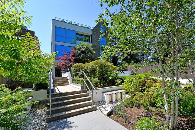 9 West Heath Road photo 2