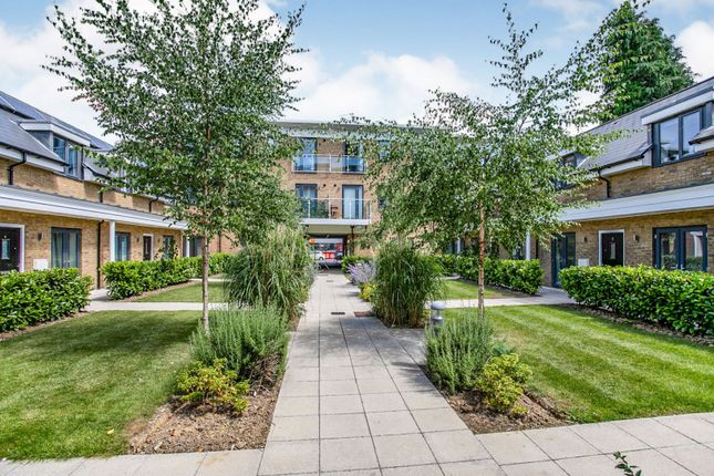 Flat for sale in 10 Sovereign Walk, Horley