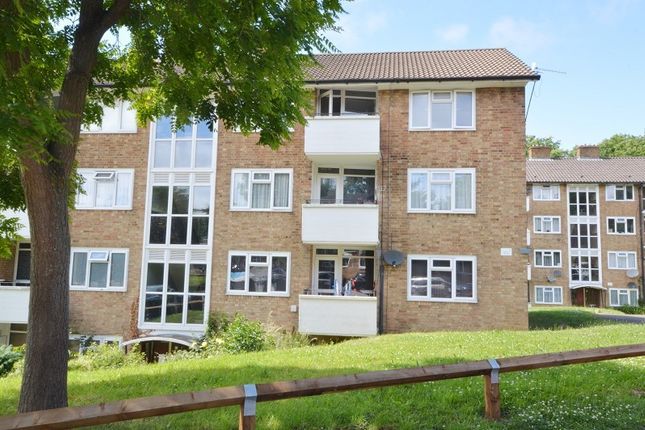 2 bed flat for sale in York Way, Chessington, Surrey. KT9