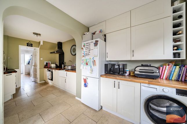 6 Pinehurst, Tadley photo 4