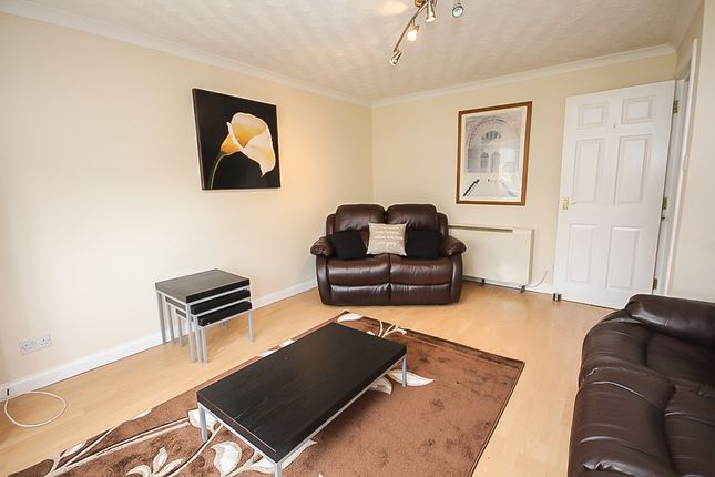Flat to rent in Waverley Crescent, Livingston