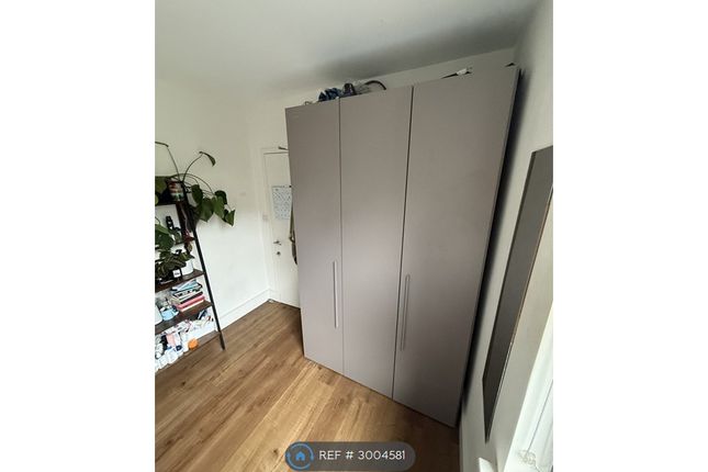 Room   Queenstown Road, London photo 3