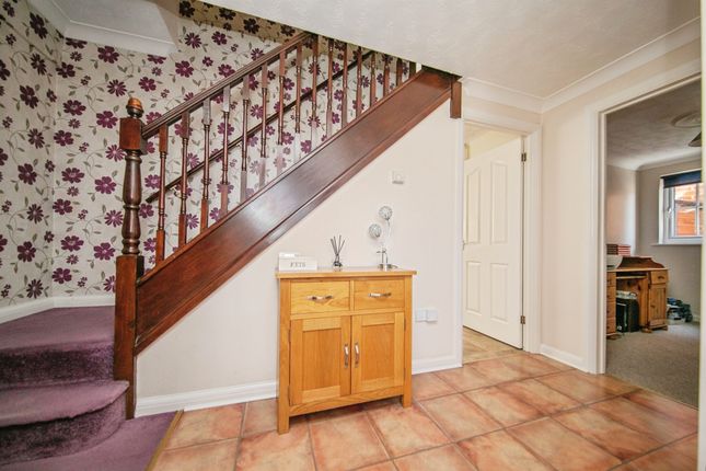 8, Oak Eggar Chase, Ipswich photo 2