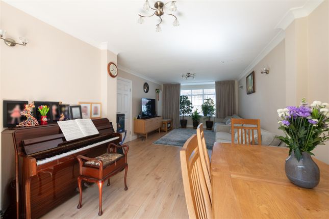 54, Lincoln Avenue, London photo 4