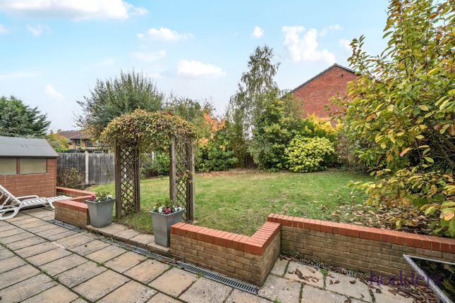 11, Spinney Oak, Ottershaw photo 4