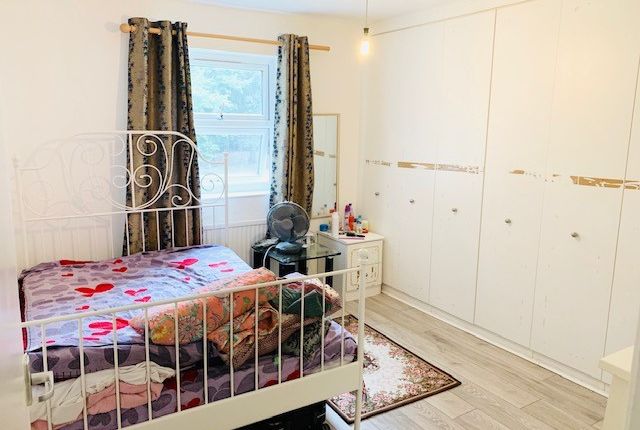 Flat for sale in Wapping, London