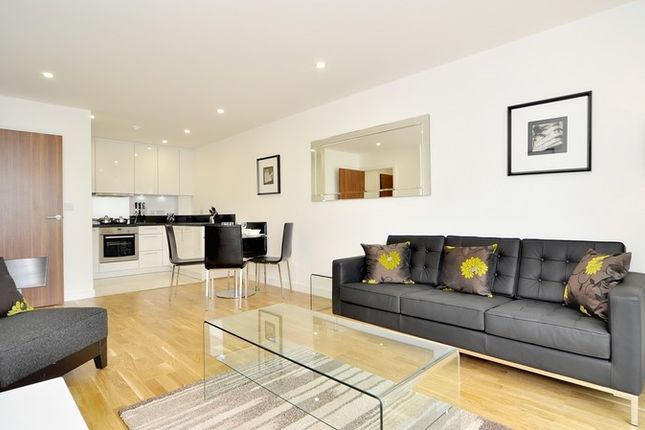 Flat to rent in Avershaw House, Putney Square, Putney