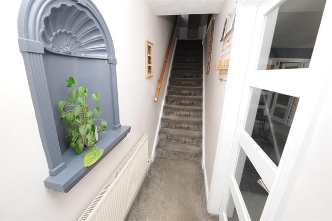 12, Fourlands Crescent, Bradford photo 4