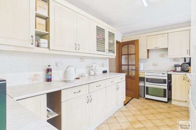3 Pine Walk, Bognor Regis photo 3