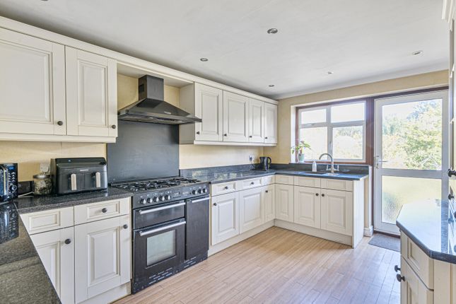 38, Kennel Lane, Fetcham photo 3