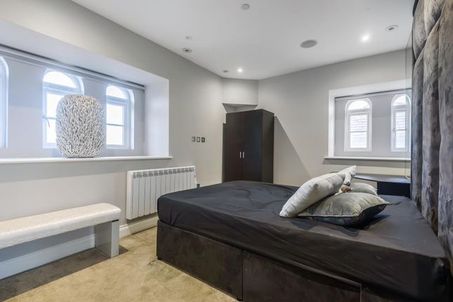 Flat to rent in Barnet, London