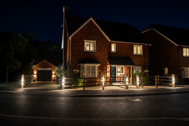 20 Thompson Way, Handcross, West Sussex photo 2