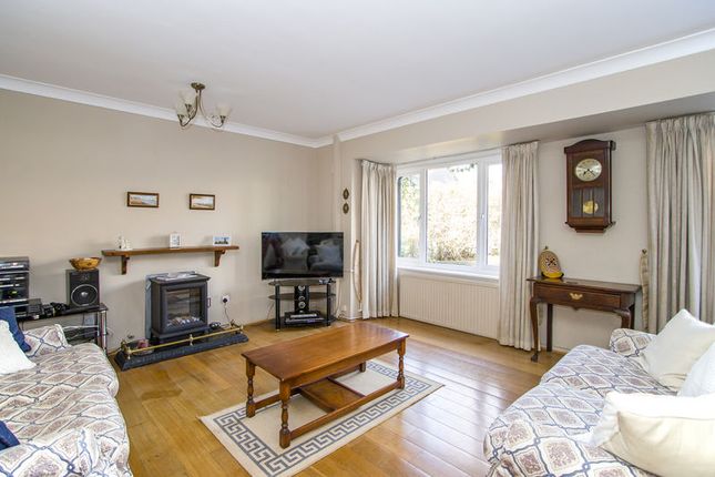 1, Lynton Close, Sully photo 2