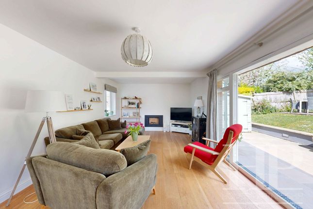 25 The Millbank, Crawley photo 3