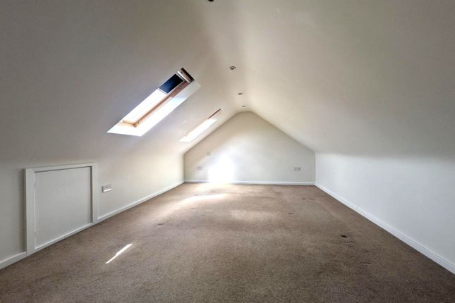 Upper Flat, 8, Birkheads Road, Reigate photo 5