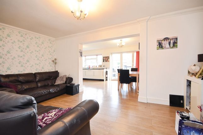 3, Karen Close, Brentwood photo 2