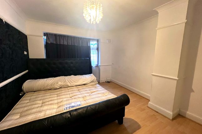 35, Hainault Road, Romford photo 5